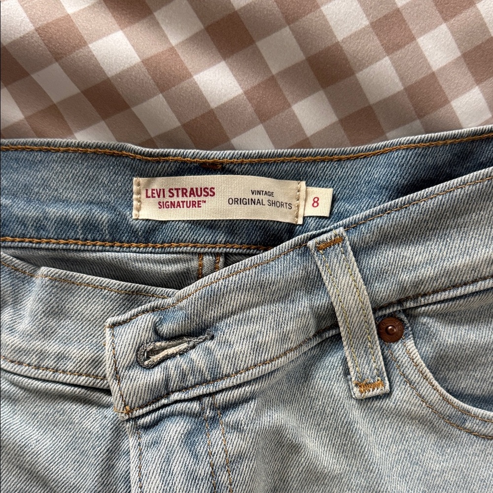 Levi Shorts - Picture 2 of 3